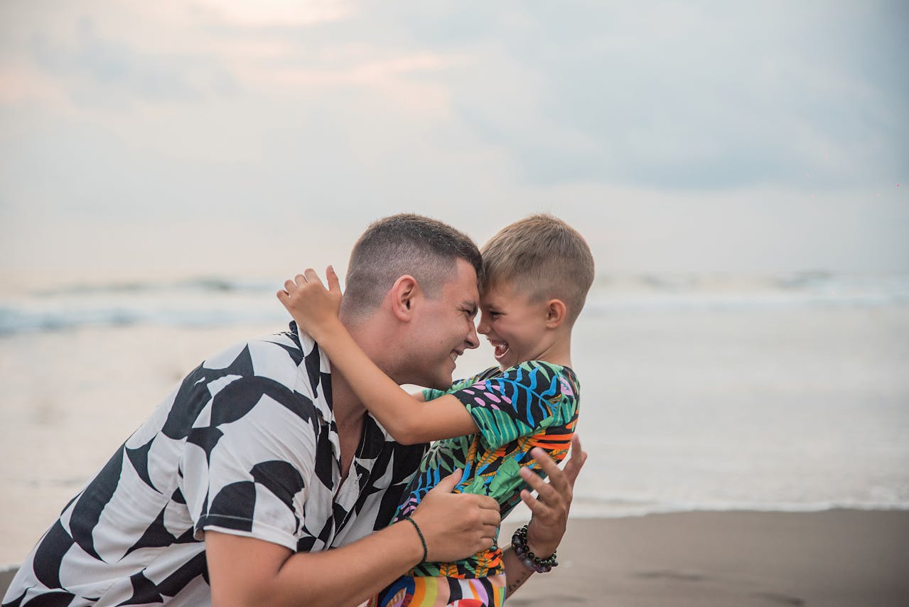 Vader en zoon samen stralen in een zwembroek